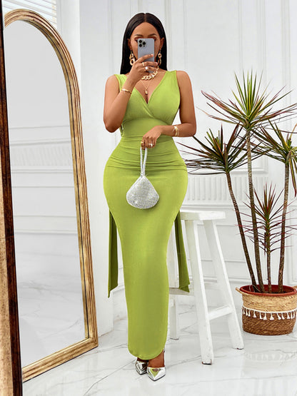 V-neck solid color waisted sleeveless hip-covering long dress